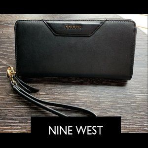 Nine West Astoria Zip Around Wristlet in Black